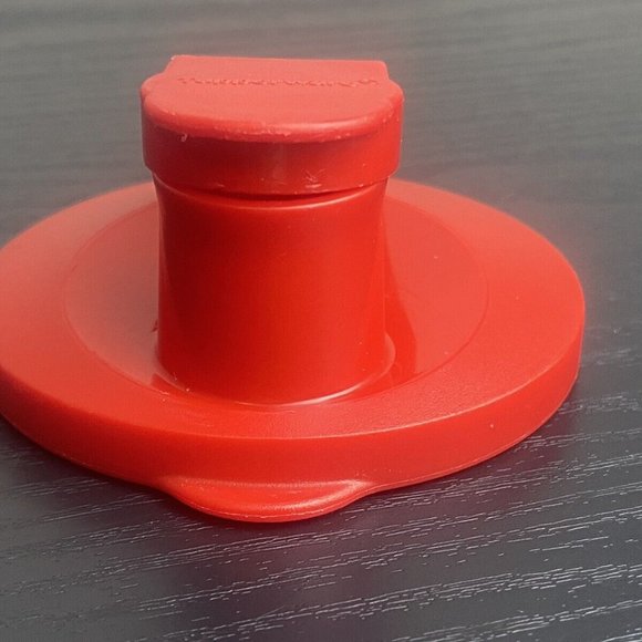 Tupperware Flip-Top Seal for 16 oz. Straight-Sided Tumbler Cups Red Lid 5513 - Picture 2 of 9